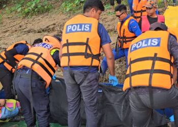 PASUKAN mencari dan menyelamat mengangkat mayat mangsa yang dijumpai tersangkut pada jambatan baharu dari Kampung Joh, Machang ke Belimbing, Tanah Merah, Kelantan hari ini. - IHSAN POLIS