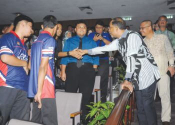 ZAMBRY Abdul Kadir  beramah mesra dengan mahasiswa pada Majlis Perutusan Tahun Baharu  2025 di Dewan Sultan Iskandar, Universiti Teknologi Malaysia (UTM) di Skudai, Johor Bahru, semalam. - UTUSAN/RAJA JAAFAR ALI