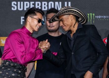 Muhammad Johan Ghazali Zulfikar (kiri) dan jaguh Colombia, Johan Estupinan ketika sidang media  pertarungan ONE 170 di Impact Arena di Bangkok, Thailand. - IHSAN ONECHAMPIONSHIP