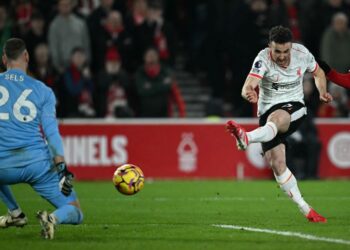 Pemain Liverpool, Diogo Jota merembat bola ke gawang Nottingham Forest dalam saingan Liga Perdana Inggeris di The City Ground. - AFP