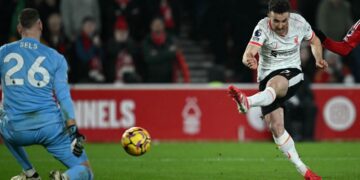 Pemain Liverpool, Diogo Jota merembat bola ke gawang Nottingham Forest dalam saingan Liga Perdana Inggeris di The City Ground. - AFP