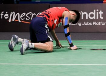 LEONG Jun Hao gagal melepasi halangan pemain China, Weng Hong Yang apabila tewas 21-14, 21-13 pada aksi pusingan pertama Indonesia Masters, hari ini.