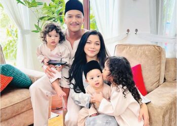 KAKA Azraff dan Adam Zariff bersama tiga anak mereka iaitu Aslan, Aryan dan Atta.