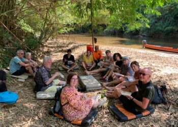 SEBAHAGIAN pelancong berkelah di tepi anak Sungai Sat, Kampung Kuala Sat di Jerantut, Pahang.