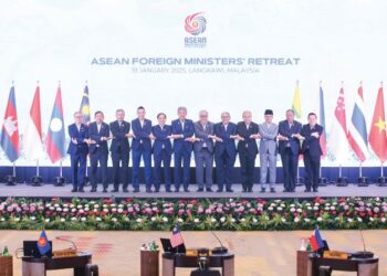 MOHAMAD Hasan (tengah) bergambar bersama Menteri Luar ASEAN sempena Pemukiman Menteri Luar ASEAN 2025 di Pusat Konvensyen Antarabangsa Langkawi (LICC), Langkawi, Kedah pada 19 Januari lalu.  – UTUSAN/ SHAHIR NOORDIN