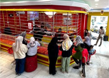 SEBAHAGIAN orang ramai membeli emas di Mz Gold Sdn. Bhd, Kota Bharu, Kelantan.