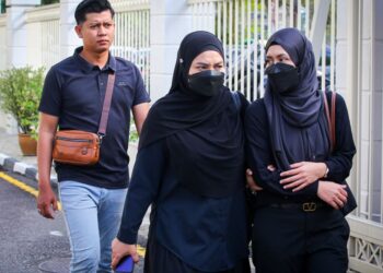 ZAIM Ikhwan Zahari (kiri) dan Ismanira Abdul Manaf (tengah) tiba di Komplek Mahkamah Petaling Jaya, Selangor.-UTUSAN/SADDAM YUSOFF