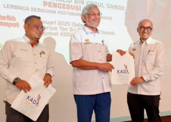 KHALID Samad (tengah) menyerahkan kit pertanian bandar kepada warga KADA selepas Majlis Amanah Tahun Baharu KADA 2025 di Kota Bharu, Kelantan. -UTUSAN/YATIMIN ABDULLAH