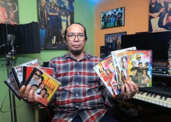 KAMARUL Anuar Kamalluddin menunjukkan album lagu-lagu daerah dan dikir barat yang pernah dirakam di K7 Studio.