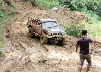 KEADAAN tanah di laluan Orang Asli di Gua Musang, Kelantan yang rosak setiap kali musim tengkujuh. 
– UTUSAN/AIMUNI TUAN LAH