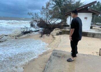 KEADAAN rumah penduduk yang mengalami kerosakan di Pantai Bisikan Bayu Semerak, Pasir Puteh, Kelantan. - UTUSAN/TOREK SULONG