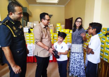 KAMALLUDIN Ismail (dua dari kiri) bersama keluarga yang menghadiri Program Jualan Rahmah Madani Back To School di Ipoh, Perak, semalam.