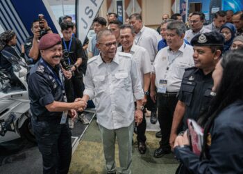 SAIFUDDIN Nasution Ismail meninjau persiapan sempena 'Asia International Security Summit & Expo' (AISSE'25) di Pusat Konvensyen Antarabangsa Putrajaya. -UTUSAN/FAIZ ALIF ZUBIR