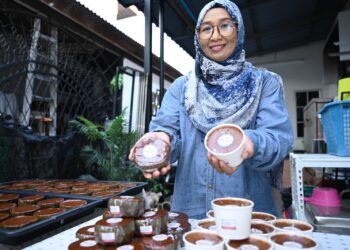 NANI Maslina Sulaiman Najidi menunjukkan kuih bakul dihasilkan yang mendapat tempahan cukup tinggi bersempena Tahun Baharu Cina di rumahnya di Taman Indera, Kangar, Perlis semalam. – UTUSAN/IZLIZAN OTHMAN