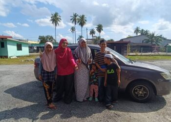 NOR AZA Hamzah (tengah) bersama anak-anaknya dan Zuraini Kamal (dua kiri) bersama kereta Proton Saga terpakai yang dibelinya di Alor Setar.