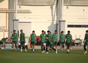 Pemain Kedah Darul Aman FC (KDA FC) berlatih di Stadium Sultan Abdul Halim (SSAH), Alor Setar, semalam. - UTUSAN/ SHAHIR NOORDIN