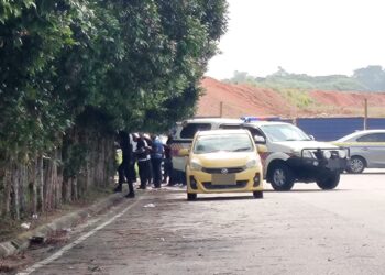 PASUKAN polis memeriksa mayat seorang wanita yang memeluk bayi lelaki di tepi Jalan Impiana 5, Taman Impiana, Kelapa Sawit, Kulai. - GAMBAR/IHSAN POLIS.