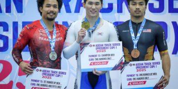 MUHAMMAD Fadhil Mohd. Zonis (kiri) meraih perak dalam acara keirin lelaki elit pada Siri Satu Piala Presiden 2025 di Velodrom Nasional Nilai di sini, kelmarin. Gambar; MUHAMAD IQBAL ROSLI.