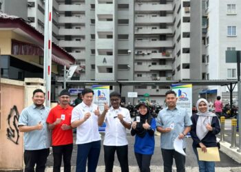 SUNDARAJOO (tengah) ketika sidang akhbar mengenai pelaksanaan kerja-kerja menaik taraf bangunan pangsapuri PPR Taman Manggis di George Town, Pulau Pinang semalam.