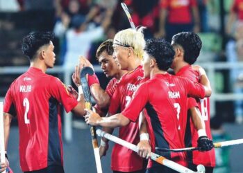 PASUKAN Tenaga Nasional Berhad (TNB) belum mempamerkan aksi sebenar biarpun membelasah TNB Thunderbolts 7-3 dalam aksi Liga Hoki Malaysia (LHM).- IHSAN KHM