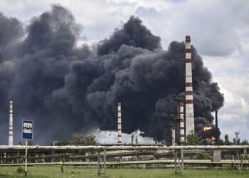 ASAP berkepul-kepul dari kilang penapisan di luar bandar Lysychans'k akibat serangan Russia di wilayah timur Donbas, Ukraine.-AFP