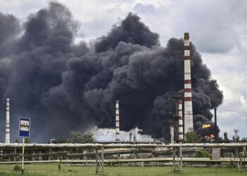 ASAP berkepul-kepul dari kilang penapisan di luar bandar Lysychans'k akibat serangan Russia di wilayah timur Donbas, Ukraine.-AFP