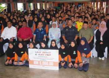 Kalsom Noordin (baris dua, tengah) bergambar kenangan bersama murid  sempena Program Kembali 
Ke Sekolah: Kekal Selamat Di Dunia Siber di SK Peringgit, Melaka.-UTUSAN/AMRAN MULUP.