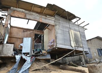 KEADAAN rumah penduduk di Kampung Cacar Lama, Paka di Dungun, Terengganu yang rosak teruk dibadai ombak. – UTUSAN/NIK NUR IZZATUL HAZWANI NIK ADNAN