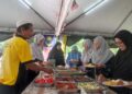 ORANG ramai yang menikmati makanan percuma yang disediakan 
di Masjid Al-Hidayah, Kampung Batu Tiga, Temoh di Tapah, Perak. 
– UTUSAN/MEGAT LUTFI MEGAT RAHIM.