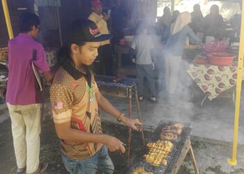 MOHD. HELMI Hassan membakar ayam percik  di Warung Ayam Percik Hutan Percha, Alor Gajah, Melaka.