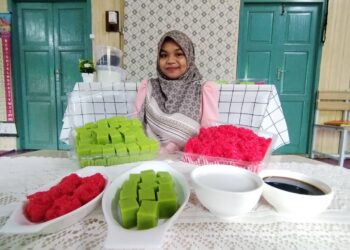 NOOR Ilmiah Mohd. Radzi menunjukkan kuih lompat tikam yang dihasilkan di rumahnya di Kampung Raja, Besut, Terengganu.