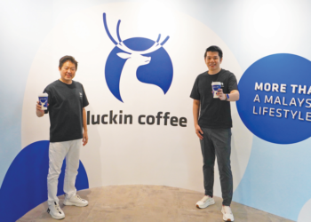 JEFF Lim Chee Lip (kanan) ketika mengumumkan pra pembukaan lima cawangan Luckin Coffee di seluruh Malaysia menjelang akhir Januari 2025 baru-baru ini.