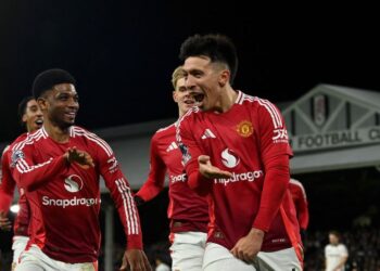 Pemain Manchester United, Lisandro Martinez (kanan) menjaringkan gol tunggal menentang Fulham dalam aksi Liga Perdana Inggeris di Craven Cottage, London hari ini. - AFP