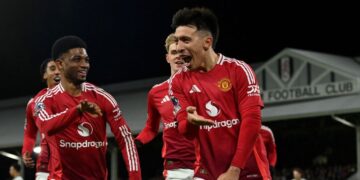 Pemain Manchester United, Lisandro Martinez (kanan) menjaringkan gol tunggal menentang Fulham dalam aksi Liga Perdana Inggeris di Craven Cottage, London hari ini. - AFP