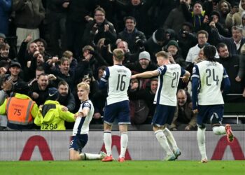 Lucas Bervall meraikan jaringan gol bersama rakan sepasukan dalam aksi separuh akhir pertama Piala Liga menentang Liverpool di London. - AFP