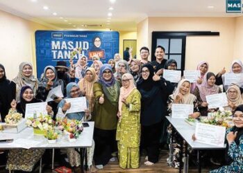 MAS ERMIEYATI bersama peserta-peserta Program Cash in Bloom: Dari Minat Kepada Punca Rezeki (gubahan bunga dan hamper) di Pejabat Pusat Khidmat Rakyat Parlimen Masjid Tanah, tahun lalu. 
– IHSAN PEJABAT PARLIMEN MASJID TANAH