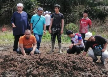 JENAZAH Widiani  Afendi selamat dikebumikan di Tanah Perkuburan Islam Kampung Parit Wak Jabir, Benut.