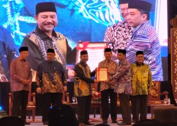 MOHD. Nassuruddin Daud (tengah) menyampaikan anugerah kecemerlangan kepada agensi-agensi Kerajaan Negeri Kelantan sempena Majlis Amanat Tahun Baharu dan Himpunan Penjawat Awam Negeri Kelantan 2025 di Kompleks Kota Darul Naim, Kota Bharu, Kelantan, hari ini. - UTUSAN/MUSTAQIM MOHAMED