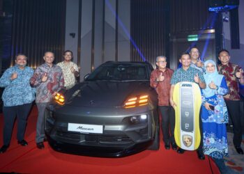 Pemenang kempen ‘Simpan Berganda Menang Bergaya 3.0’ MBSB Bank, Asrolhisyam Mohd Alias (empat dari kanan), membawa pulang sebuah SUV Porsche Macan pada Majlis Pelancaran Kempen ‘Simpan Berganda Menang Bergaya 4.0’ di M Resort & Hotel Kuala Lumpur semalam. - UTUSAN/ISKANDAR ISHAK