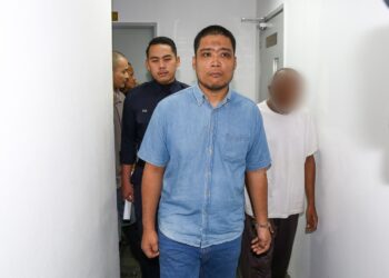 MUHAMMAD Firdaus Zohare dituduh menyebabkan kematian seorang penghuni sebuah pusat jagaan psikitri dalam kejadian minggu lalu didakwa di Mahkamah Sesyen Ipoh hari ini. - UTUSAN/MUHAMAD NAZREEN SYAH MUSTHAFA