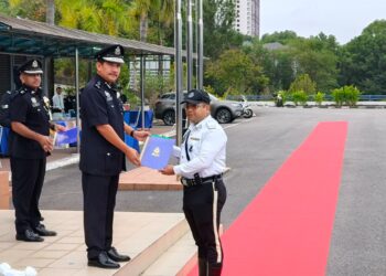 NAZRI Zawawi menyampaikan sijil penghargaan kepada seorang anggota polis trafik pada Majlis Apresiasi PDRM 2024 dan lafaz ikrar serta perhimpunan bulanan di Ibu Pejabat Kontinjen Melaka di Bukit Beruang, Melaka, hari ini.