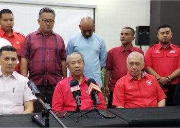 MUHYIDDIN Yassin dalam sidang akhbar selepas Majlis Minum Petang bersama Majlis Badan Pimpinan Bersatu (MPT) Melaka di sebuah hotel di Ayer Keroh, Melaka. - UTUSAN /AMRAN MULUP