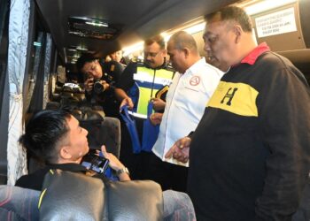 HAMEES Mytheen Kunju Basheer berbual dengan penumpang bas ekspres pada Operasi Pemeriksaan Bas sempena Tahun Baru Cina di Terminal Melaka Sentral. - UTUSAN/AMRAN MULUP