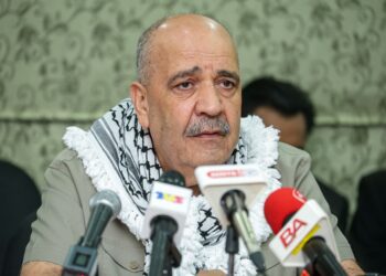 Walid Abu Ali ketika sidang akhbar penyerahan laporan bukti jenayah kekejaman Israel di UIAM, Gombak, semalam. - UTUSAN/ISKANDAR ISHAK