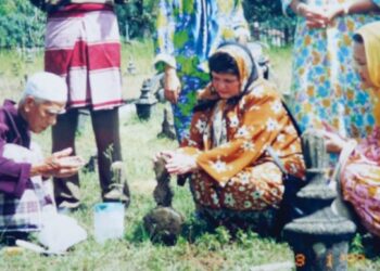 NATRAH (duduk tengah) ketika melawat kubur ibu angkatnya, Che Aminah di Kampung Mak Chili Paya, ketika Hari Raya Aidilfitri tahun 1997.