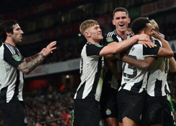 Pemain-pemain Newcastle United meraikan jaringan  Alexander Isak dalam aksi separuh akhir pertama Piala Liga menentang Arsenal di Stadium Emirates, London. - AFP