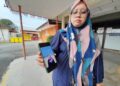 SITI Nurul Fatihah Mahmud menunjukkan gambar Allahyarham Siti Nabila yang maut dalam kemalangan di Kilometer 52 Jalan Johor 
Bahru-Mersing, petang kelmarin.