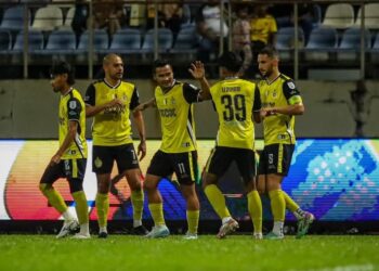 PEMAIN Perak FC meraikan jaringan ketika menentang Kelantan Darul Naim pada perlawanan Liga Super di Stadium MP Manjung di Lumut. - UTUSAN/IHSAN PERAK FC