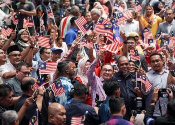 PENJAWAT awam perlu memahami dan bergerak dengan irama yang sama dengan golongan politik bagi memastikan segala manfaat dan kesejahteraan diperoleh.