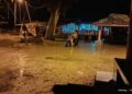 Air Sungai Tembeling yang naik pada pukul 8 malam kelmarin di dataran perniagaan Kampung Bantal, Ulu Tembeling. Pahang.